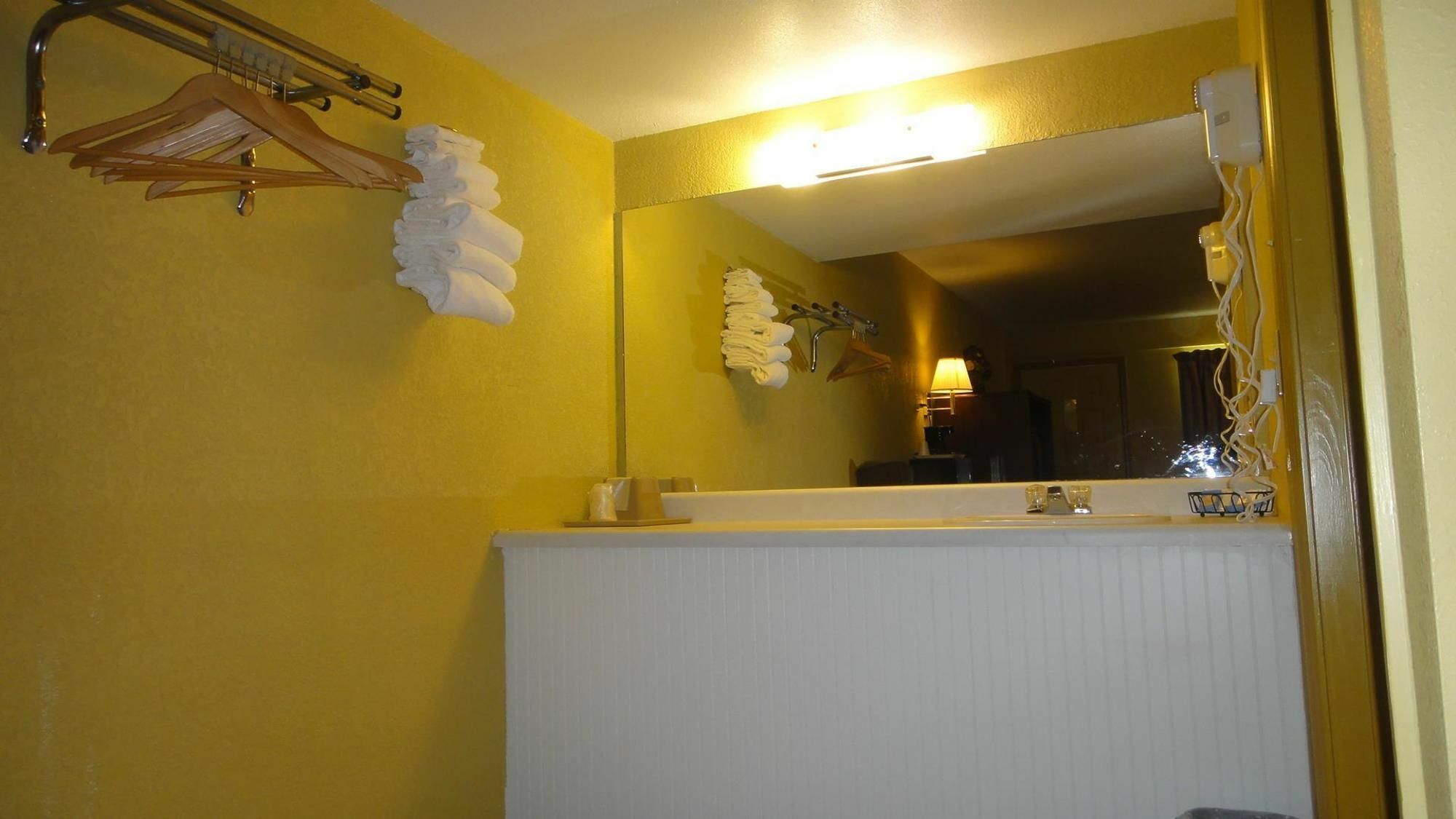 Relax Inn St. Robert Екстериор снимка